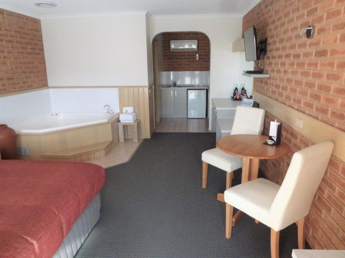 Colonial Motor Inn Bairnsdale Golden Chain Property Extérieur photo