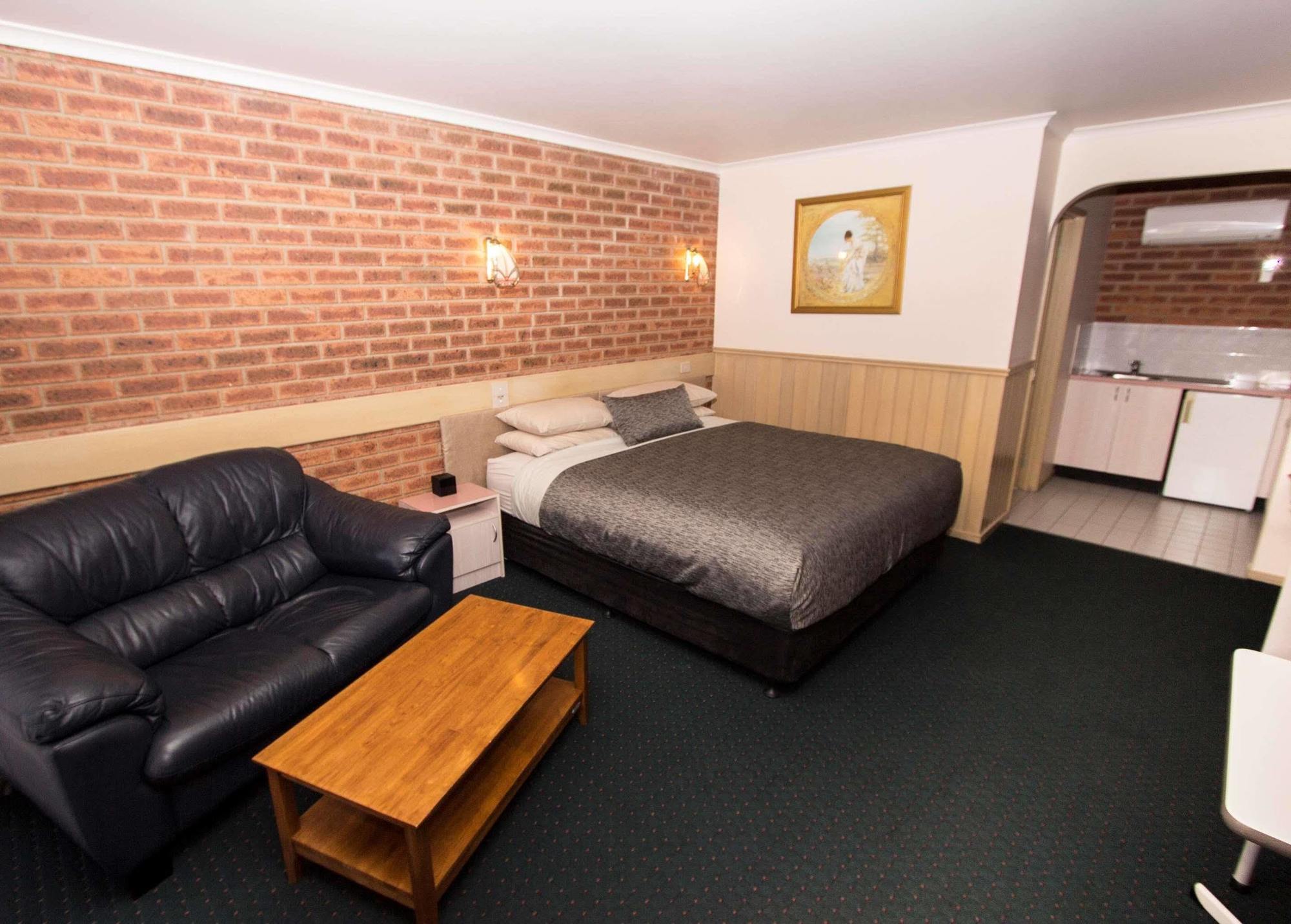 Colonial Motor Inn Bairnsdale Golden Chain Property Extérieur photo