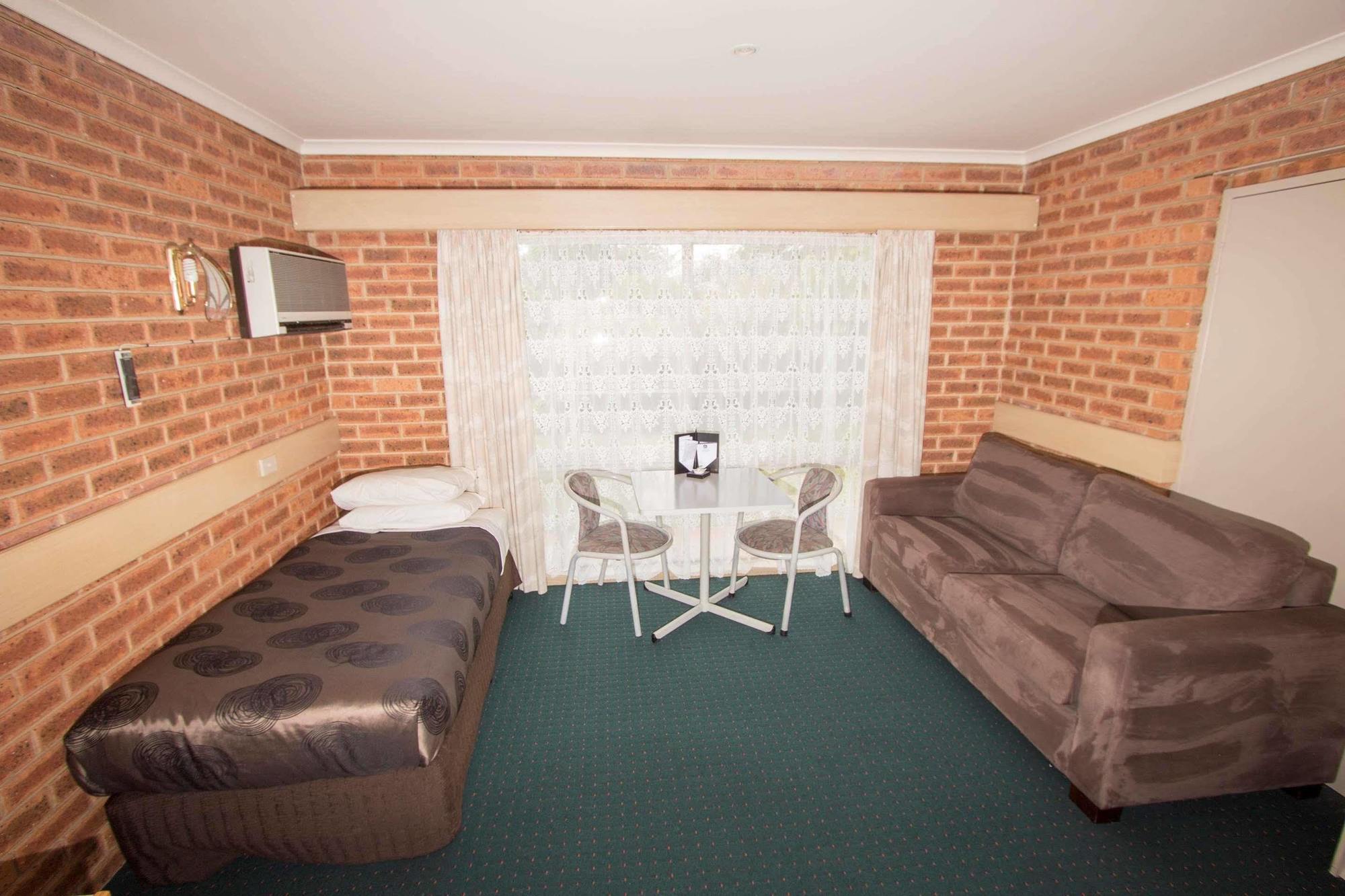 Colonial Motor Inn Bairnsdale Golden Chain Property Extérieur photo