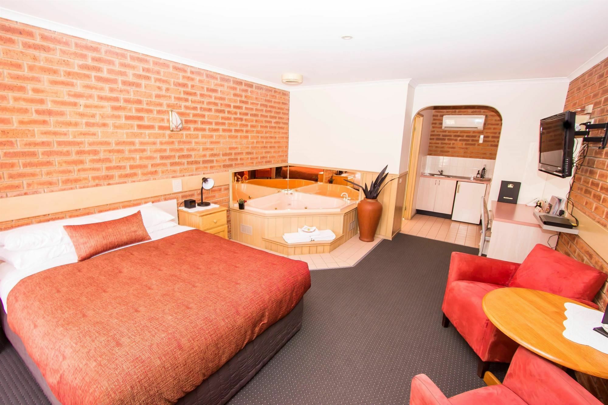 Colonial Motor Inn Bairnsdale Golden Chain Property Extérieur photo