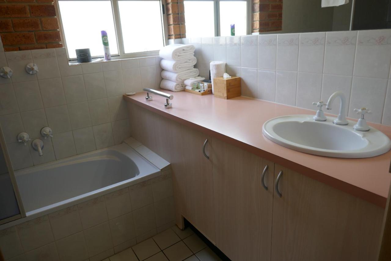 Colonial Motor Inn Bairnsdale Golden Chain Property Extérieur photo